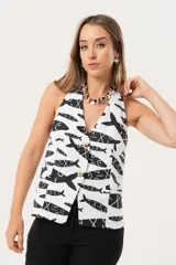 Chaleco blanco con estampado de peces negros, espalda abierta y confeccionado en lino imperial.