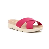 Sandalia tipo slide negra con plataforma gruesa y tiras anchas cruzadas en el empeine.