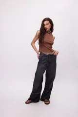 Pantalón de jean de tiro bajo, corte recto y color azul oscuro.