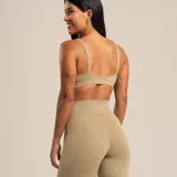 Top deportivo negro sin costuras, con elástico embutido en el bajo busto y los tirantes. Confeccionado en poliamida biodegradable con forro en el mismo tejido principal y abertura para bojo (no incluido).