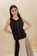 Musculosa rosa de lino con espalda de tejido circular y bordado a mano con técnica mixta.