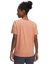 Remera deportiva color lila de manga corta con logo pequeño estampado en el pecho.
