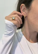 Par de aros tipo argolla de acero inoxidable dorado con acabado PVD de titanio.