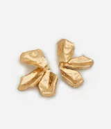 Par de aros grandes dorados con forma de media flor con pétalos arrugados.