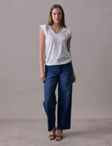 Remera blanca de modal con escote en V y detalle de puntilla en mangas y escote.