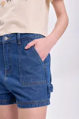 Short de jean azul marino con bolsillos delanteros y traseros.