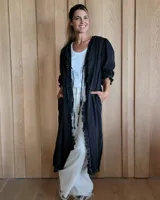 Kimono largo de denim negro con volados en el frente y mangas 3/4 abullonadas.