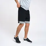Bermuda deportiva celeste con cintura elastizada, cordón de ajuste interno, bolsillos laterales con cierre y logo Umbro estampado en la pierna izquierda.