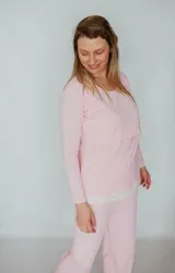 Pijama largo de algodón rosado, apto para embarazo y lactancia. La remera de manga larga cuenta con apertura para amamantar y detalles de puntilla elastizada. El pantalón cuenta con elástico ajustable en la cintura y detalles de puntilla elastizada.