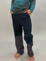 Pantalón de lana color gris oscuro con corte recto y detalle texturizado en las piernas laterales. Tiene pretina elástica a la cintura y un teñido degradé. Es parte del conjunto Alquimia.