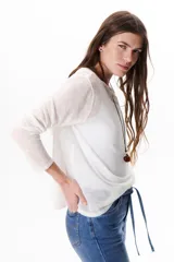 Sweater beige de tejido de punto calado, con mangas largas y cuello redondo. Confeccionado en viscosa y poliéster.