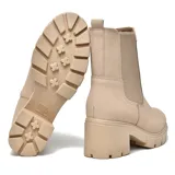 Bota Chelsea de cuero sintético negro con elástico lateral, caña baja y suela track con taco ancho.