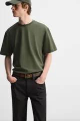 Camiseta gris de corte recto, cuello redondo y manga corta.