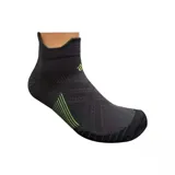 Medias tobilleras deportivas grises con detalles en verde flúor.
