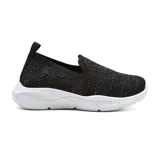 Zapato casual Korium Confort Lucy, color negro con textura brillante, sin cordones y suela blanca.