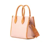 Cartera tote chica color rosa con detalles en marrón, confeccionada en símil cuero graneado. Tiene acceso con cierre, correa regulable y herrajes plateados. Se puede llevar en la mano o como bandolera.