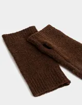 Par de guantes cortos tejidos de color marrón oscuro, sin dedos.
