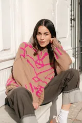 Sweater oversize de lana color negro con jacquard geométrico en blanco en la parte delantera, trasera y mangas.