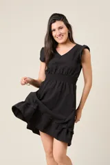 Vestido corto color salmón, con escote en V, mangas cortas con volados, cintura elastizada y falda con volados en el ruedo.