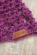 Gorro tejido de hilo de seda viscosa color violeta.