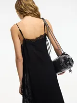 Vestido midi negro de estilo lencero con breteles finos regulables y encaje en el escote y ruedo.