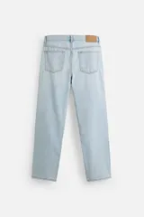 Pantalón de jean gris de corte recto, con cinco bolsillos, efecto lavado y cierre frontal con botones.