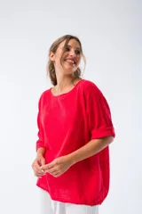 Blusa roja de viscosa, de corte holgado y mangas 3/4 con dobladillo.