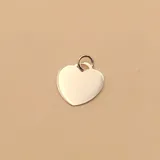 Dije de corazón liso en plata 925 con aro superior para colgar.