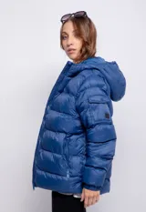 Campera puffer de nylon color terracota, con capucha y dos bolsillos, además de un bolsillo externo en una de las mangas.