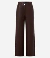 Pantalón de cuero sintético color marrón, de corte recto, con trabillas en la cintura, bolsillos delanteros y traseros, y abertura en el ruedo.