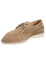 Mocasín beige de cuero con cordones y suela blanca.