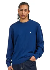 Sweater azul de punto con cuello redondo y logo bordado en el pecho.