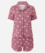 Conjunto de pijama americano corto, color rosado con estampado de caracolas. Incluye camisa de manga corta con cuello solapa y abotonado delantero, y short con cintura elástica y detalle de encaje en el ruedo.