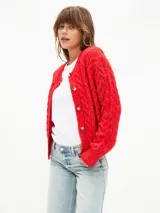 Saco de punto rojo con tejido trenzado y botones delanteros.