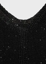 Top negro de tejido de punto con lentejuelas, tirantes finos y escote en V.