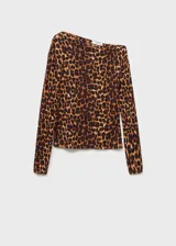 Camiseta de tejido fluido con estampado animal print de leopardo, cuello asimétrico y manga larga.