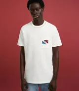 Remera de algodón color crudo, con cuello redondo y manga corta. Presenta un bolsillo en el pecho con estampa náutica y lettering "M.R.F.".