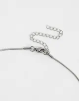 Cadena plateada de acero quirúrgico con dije de letra "B" con strass incrustados.