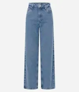 Pantalón de jean celeste, de corte recto, con bolsillos delanteros y traseros.