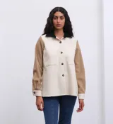 Camisa roja de paño 100% lana, con cuello clásico, cierre frontal con botones negros, dos bolsillos de parche en el pecho y corte recto.