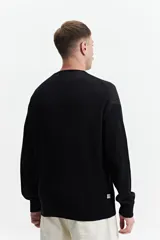 Buzo de punto azul marino, de corte oversize, con cuello redondo y puños.