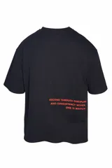 Remera negra de corte oversize con estampa en la espalda en color rojo que dice: "ASCEND THROUGH DISCIPLINE AND CONSISTENCY WHEN ONE IS WATCH".