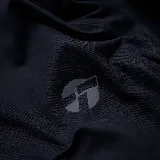 Buzo negro de calce entallado, con cuello alto y cierre parcial con cremallera. Presenta logo de la marca en el pecho y detalle reflectivo en la manga.