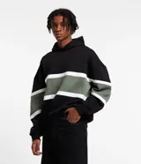 Buzo masculino con capucha, confeccionado en algodón y poliéster. Presenta diseño a rayas y bloques de color, con mangas largas ajustadas.