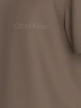 Remera color marrón con cuello redondo y mangas cortas. Logotipo de Calvin Klein tonal bordado en el pecho.