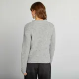 Sweater gris de punto grueso con cuello alto y mangas largas.