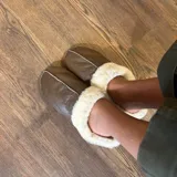 Pantuflas cerradas de cuero ovino color marrón, con interior de piel y suela de goma.