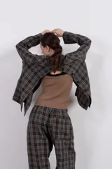 Blazer de corte relajado con estampa tartán, diseño cruzado y hombros caídos.