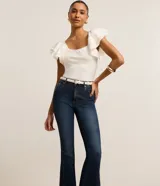 Pantalón flare de jeans con cintura alta, bolsillos delanteros y traseros, y detalle lateral traspasado.