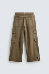 Pantalón cargo relaxed fit confeccionado en denim color marrón. Cuenta con bolsillos frontales, traseros de plastrón y multifunción en perneras. Tiene efecto lavado, bajo ajustable con trabilla y cierre frontal con cremallera y botón.